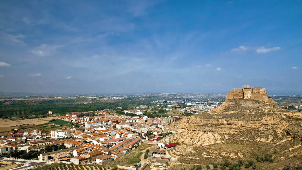 Panorámica de Monzón y su castillo.