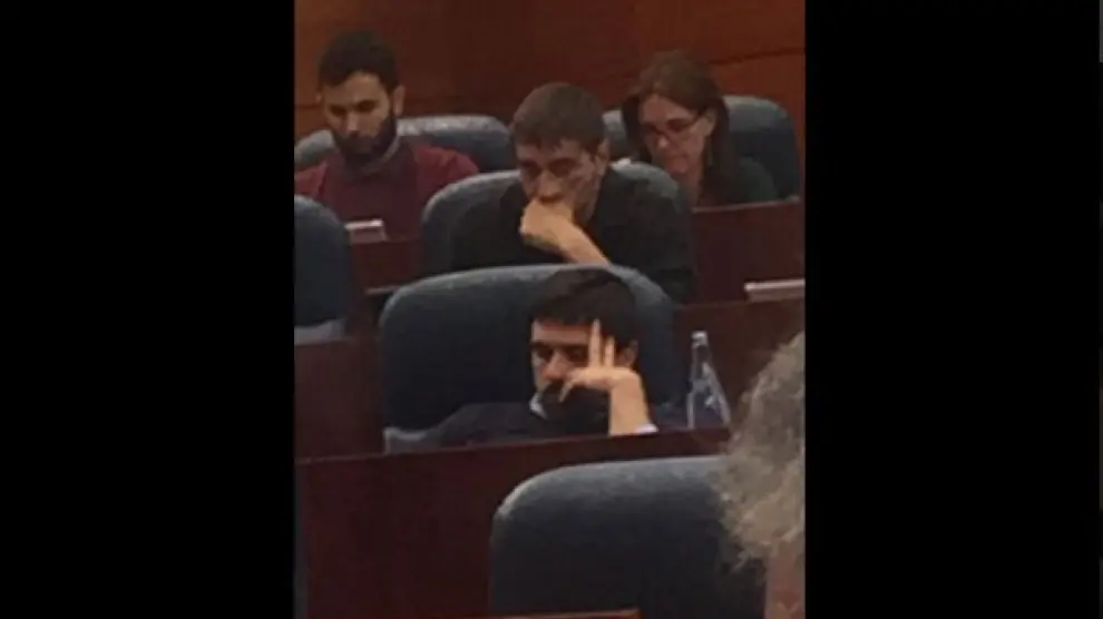 PP y Podemos se enzarzan en Twitter a raíz de una foto de Ramón Espinar recostado en su escaño.