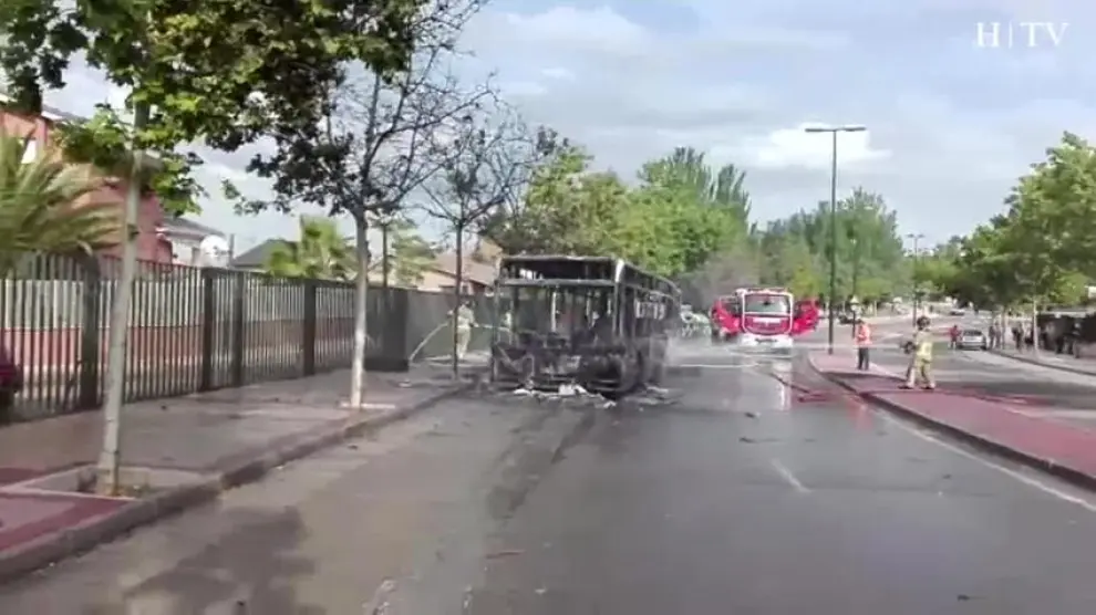 Arde un autobús en la avenida de la Ilustración de Zaragoza