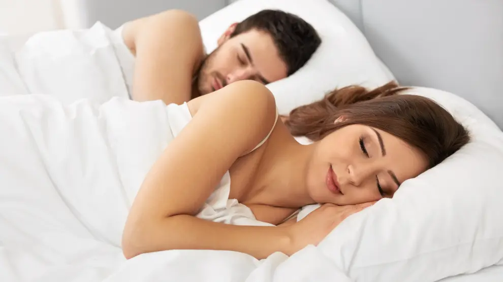 Las mujeres duermen más que los hombres, según los datos de una app para monitorizar el sueño.