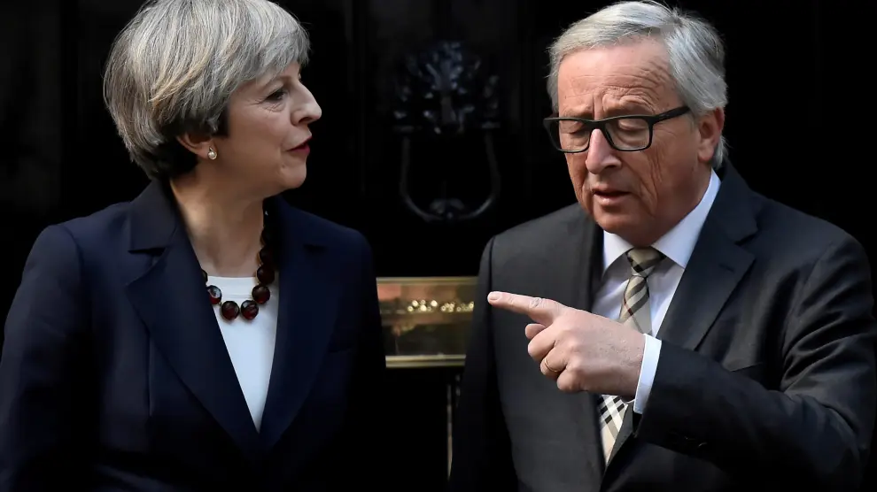 Jean Claude Juncker junto a Theresa May
