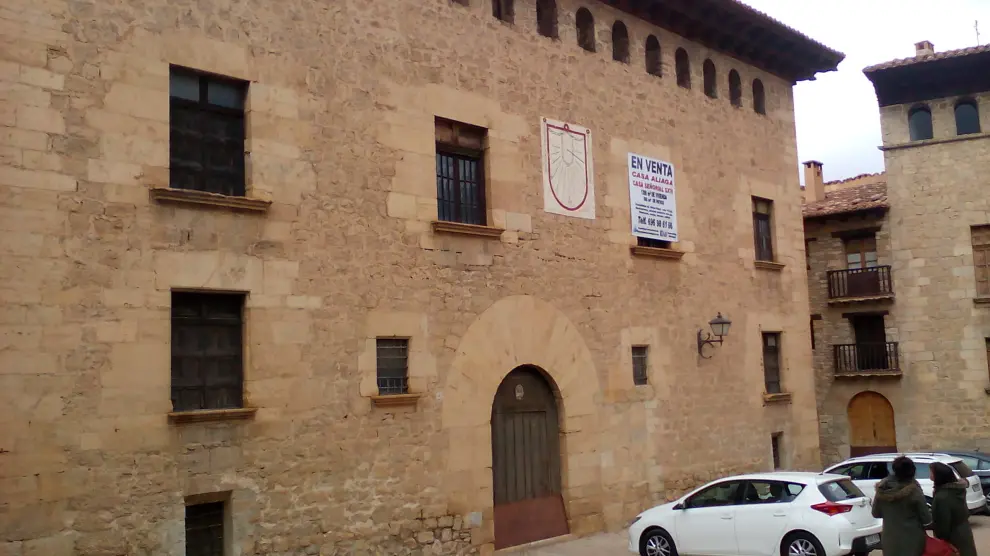 El palacio renacentista de Aliaga, con el cartel anunciador de la venta y de su potencial hotelero.