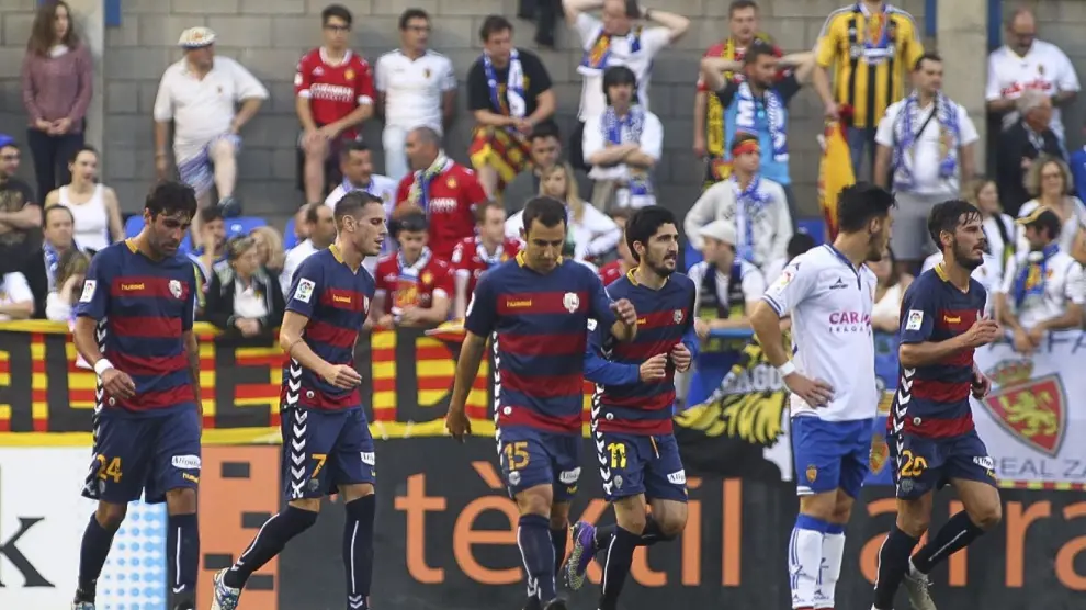 Querol (con el número 7 en su pantalón), celebra con sus compañeros del Llagostera uno de los cuatro goles que le marcó al Real Zaragoza en el último partido de la pasada liga, en aquel 6-2 de Palamós.
