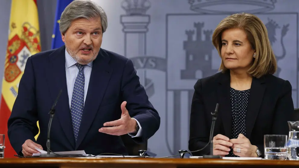 Los ministros Iñigo Méndez de Vigo y Fátima Báñez, ayer tras el Consejo de Ministros.