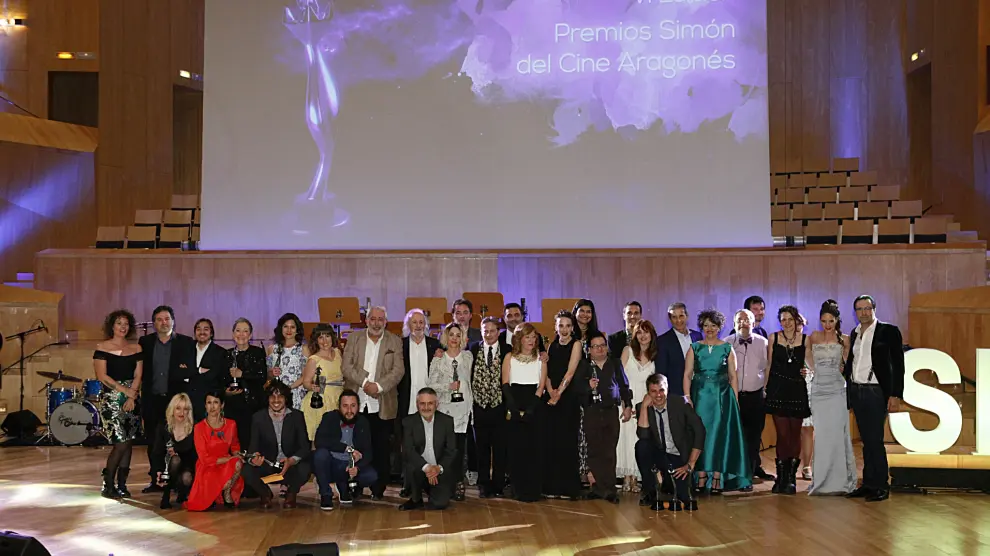 Foto de grupo de los ganadores, invitados y organizadores
