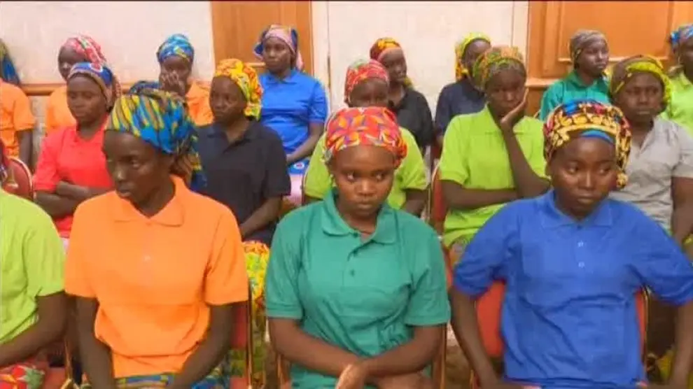 El presidente de Nigeria recibe a las 82 chicas secuestradas por Boko Harám