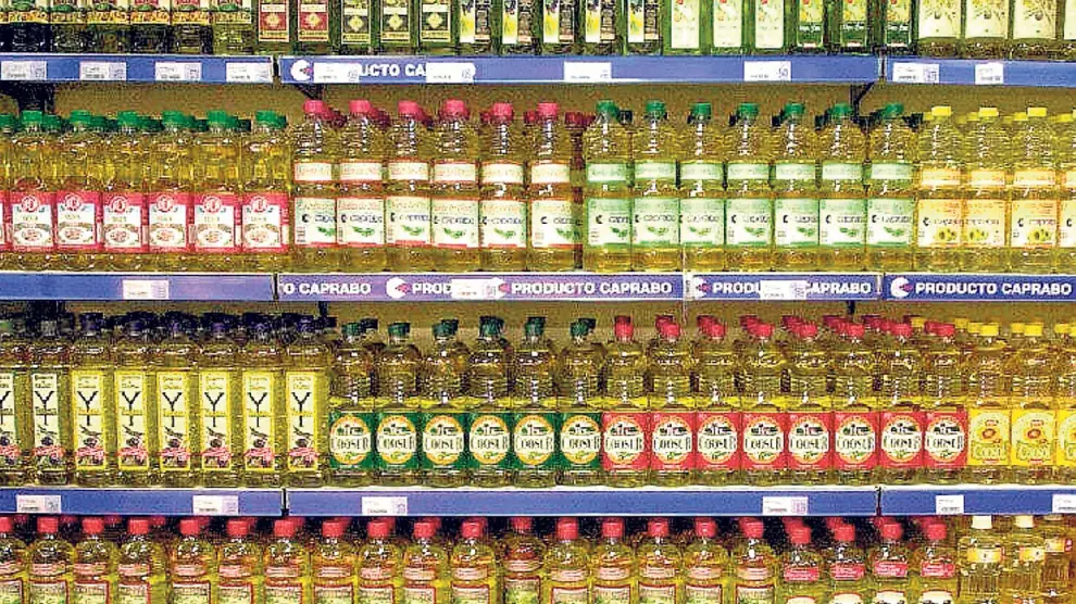 Lineales de un supermercado con una variada oferta de marcas de aceite de oliva.
