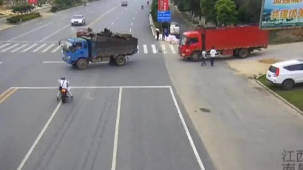 Impresionante choque de un motorista contra un camión en China
