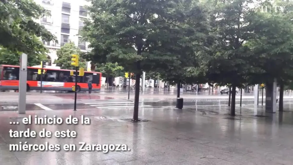 Un fuerte tromba, acompañada de granizo, ha hecho sacar los paraguas en la capital aragonesa este miércoles.