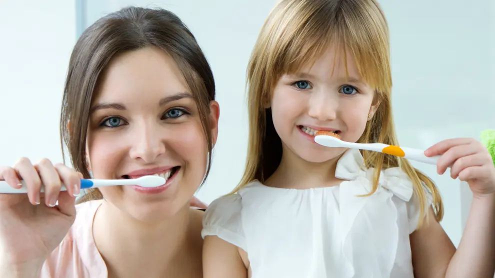Conviene que se cepillen los dientes después de cada comida, pero es esencial hacerlo antes de ir a la cama y después de desayunar.