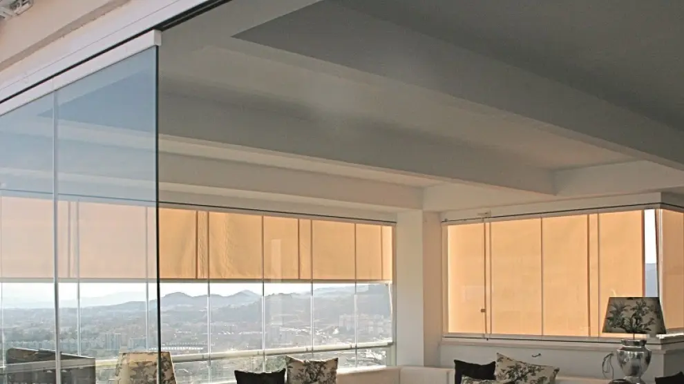 Todos los hogares y negocios, son susceptibles de poder incorporar una cortina de cristal, ya sea en exterior o interior.