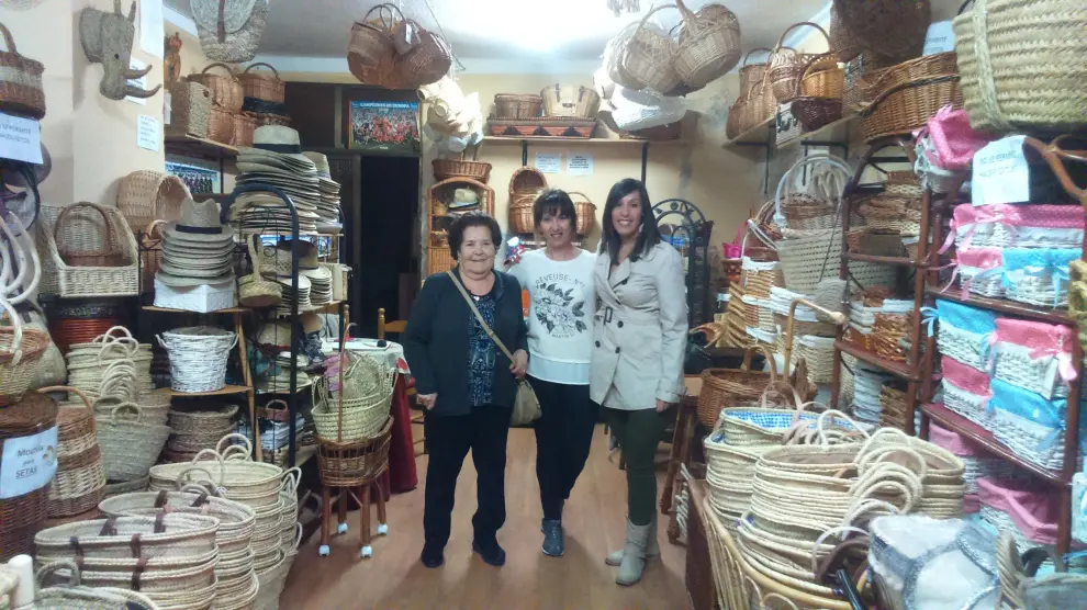 Antonia, Belén y Tamara, tres generaciones, en la cestería