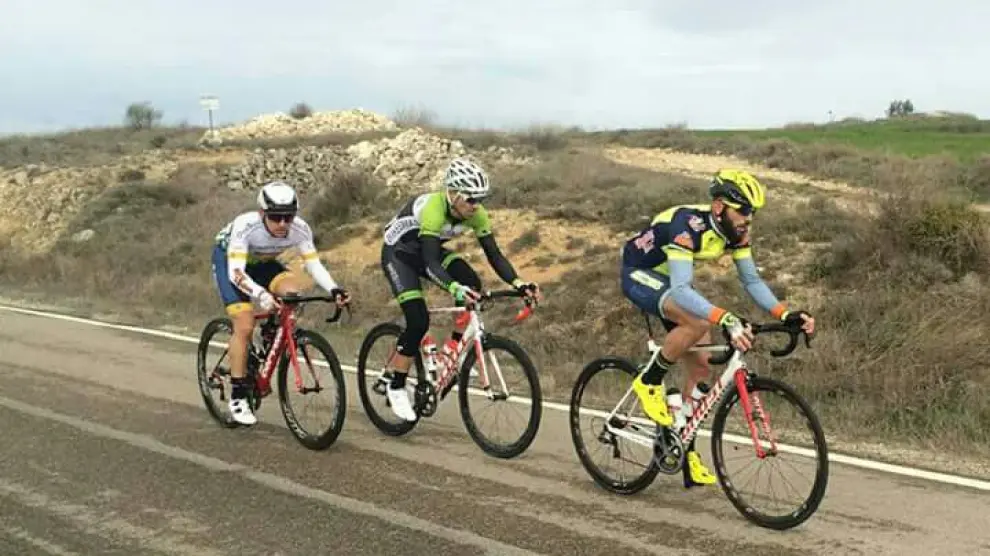 Javier Mínguez, de nuevo sobre la bici, junto a dos compañeros.