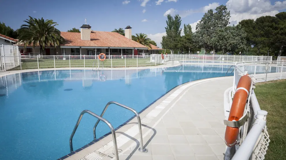 La piscina del camping de Zaragoza, ya abierta para el baño.