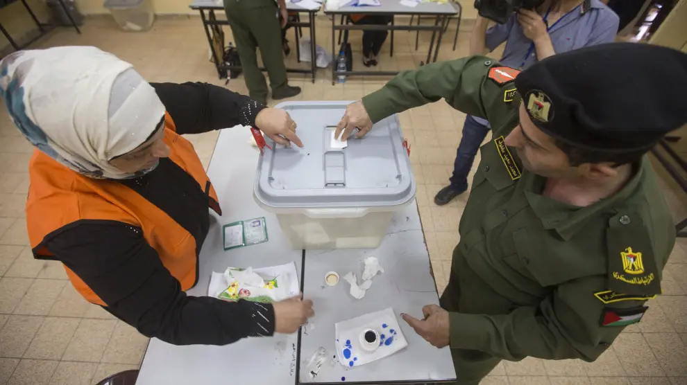 Las fuerzas de seguridad palestinas ejercieron el viernes su derecho a voto