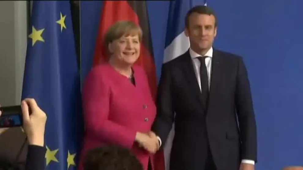 Macron acude a Berlín a ver a Merkel en su primer viaje oficial