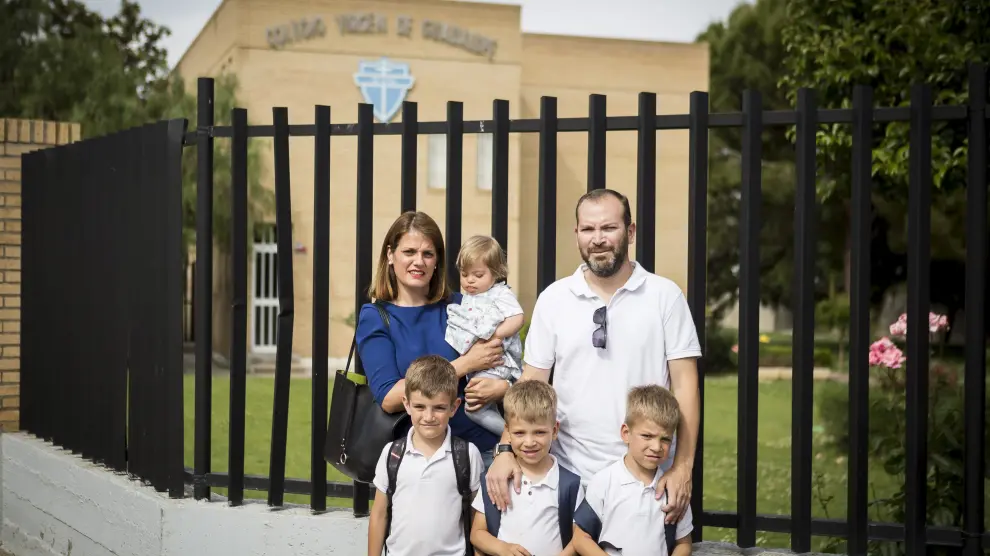 Roberto Aznar y Rosa Domínguez, junto a sus hijos, delante del colegio Virgen de Guadalupe.