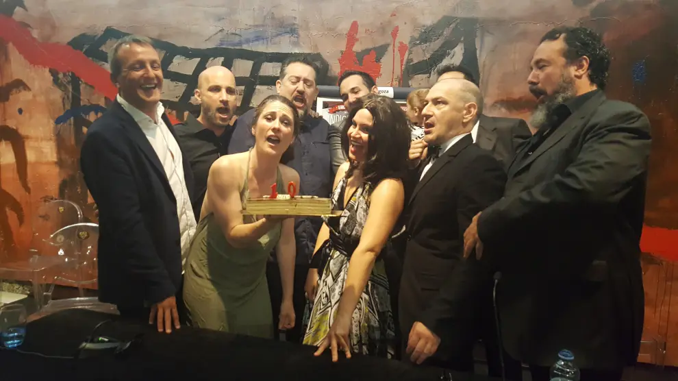 Los actores de Teatro Indigesto, el concejal Fernando Rivarés y algunos de los artistas invitados a la fiesta de la improvisación soplan una tarta de cumpleaños.