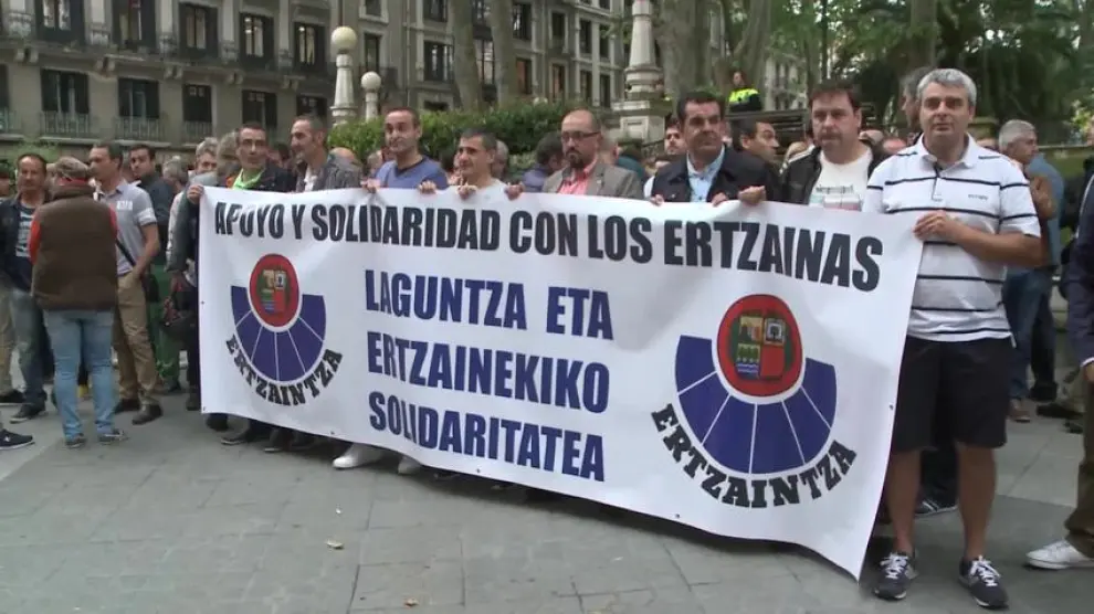 Ertzainas protestan por un juicio contra agentes