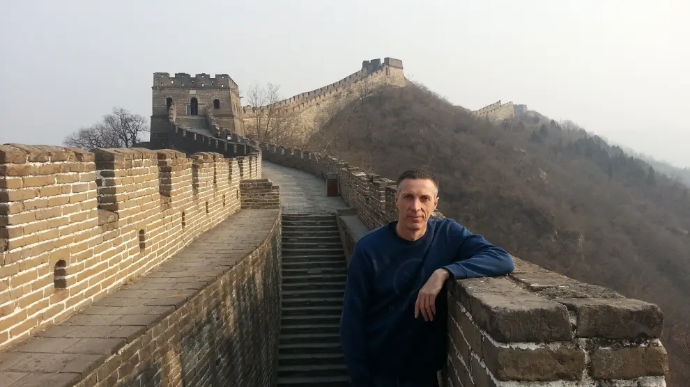 Joaquín Ruiz Lorente posa en la Gran Muralla China.