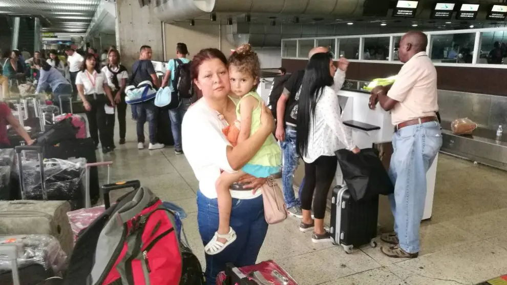 María y Valeria en el aeropuerto Simón Bolívar de Caracas.