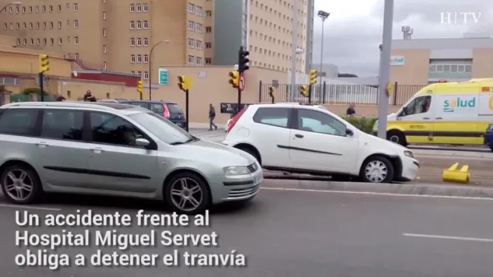Un accidente frente al Hospital Miguel Servet obliga a detener el tranvía