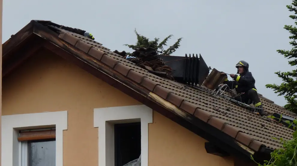 El incendio de una chimenea provoca daños materiales en la cubierta de una vivienda en Jaca.