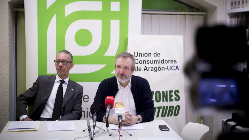 Santiago Palazón y José Ángel Oliván, este jueves, en la sede de la Unión de Consumidores de Aragón (UCA).