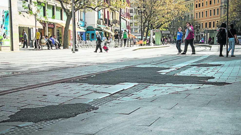 César Augusto. Los remiendos de asfalto sobre los adoquines se han tapado ahora con unas enormes planchas metálicas a la altura de la calle de Torrenueva para soportar el paso de los vehículos.