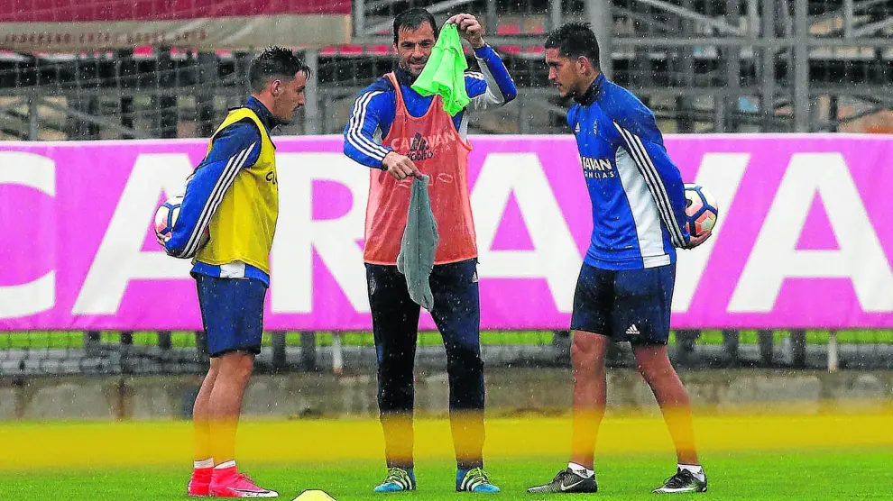 Isaac, Saja y Valentín, en un entrenamiento del Real Zaragoza.
