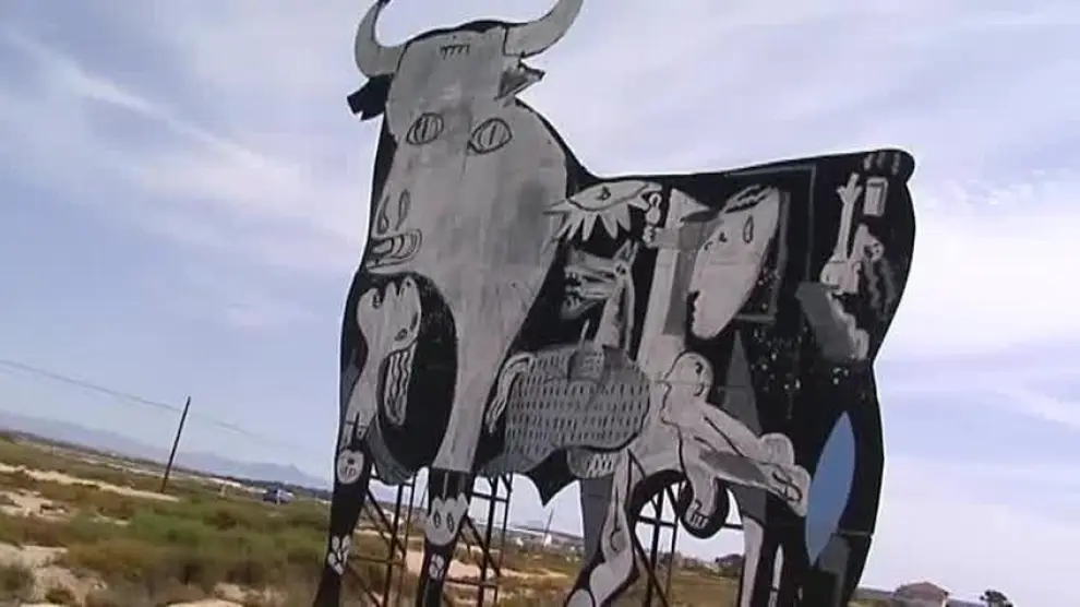 Grafitean en un toro de Osborne un fragmento del 'Guernica' de Picasso