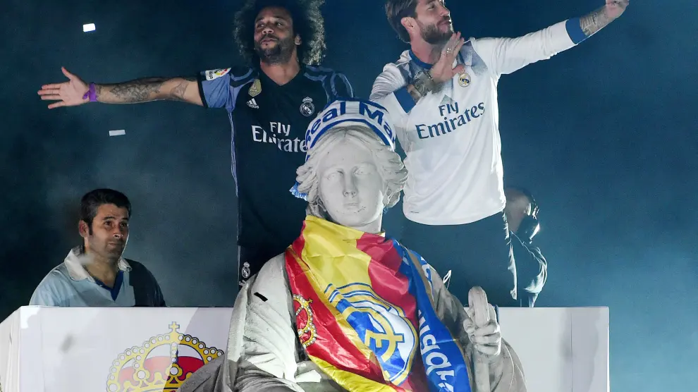 Los capitanes Sergio Ramos y Marcelo ataviaron a la diosa Cibeles con la bandera y la bufanda del club.