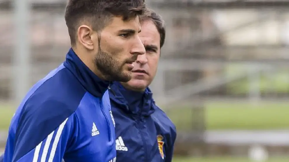 Álvaro Ratón charla con seriedad con Mikel Insausti, el preparador del porteros del Real Zaragoza, en el campo de entrenamiento de la Ciudad Deportiva.