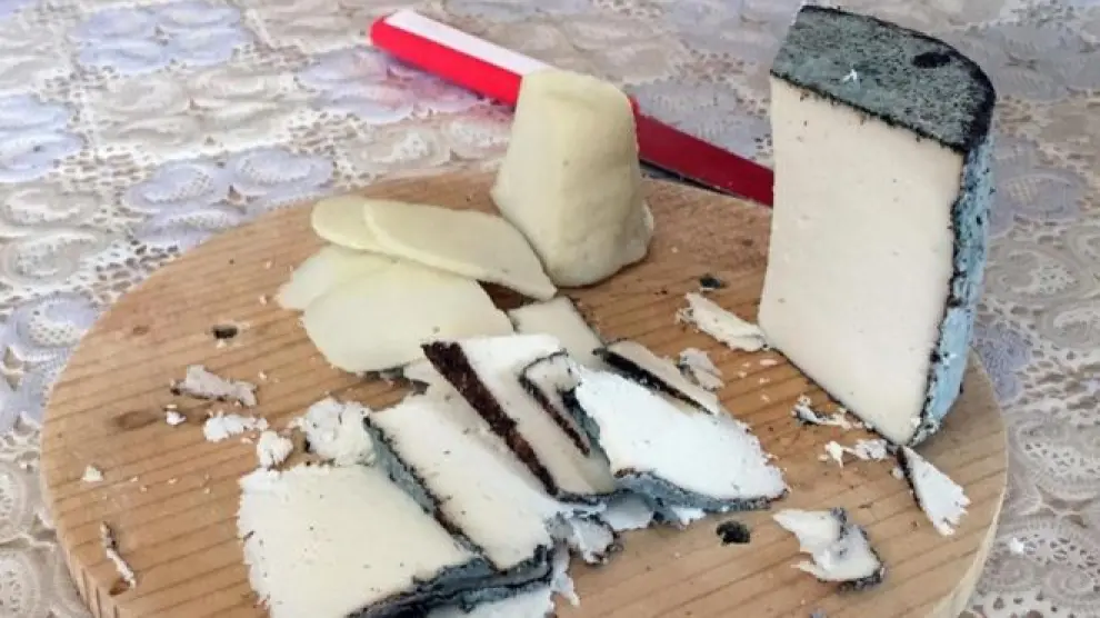 Los productores de quesos retiran lotes de tres tipos de queso tras el caso de meningitis en Madrid