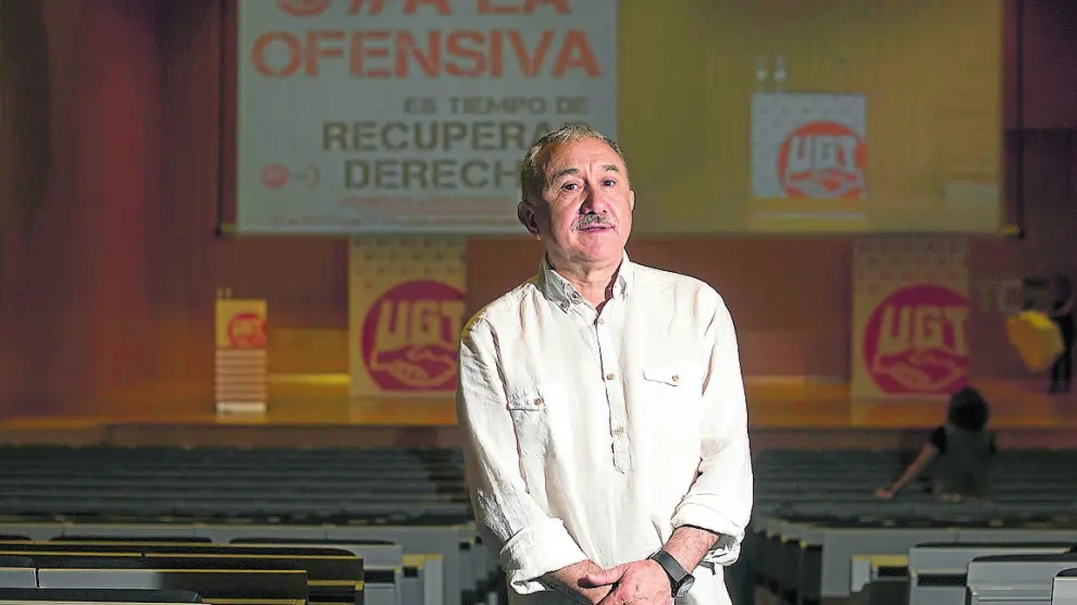 Pepe Álvarez, secretario general de UGT, antes de una asamblea de afiliados ayer en Zaragoza.
