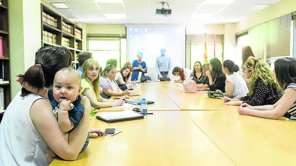 Algunas familias acudieron al sorteo en el servicio provincial de Educación de Zaragoza.