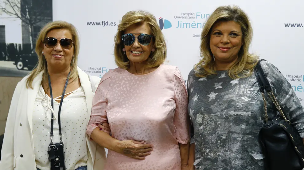 María Teresa acompañada de sus hijas a su salida de la Fundación Jiménez Díaz de Madrid, donde permanecía ingresada.
