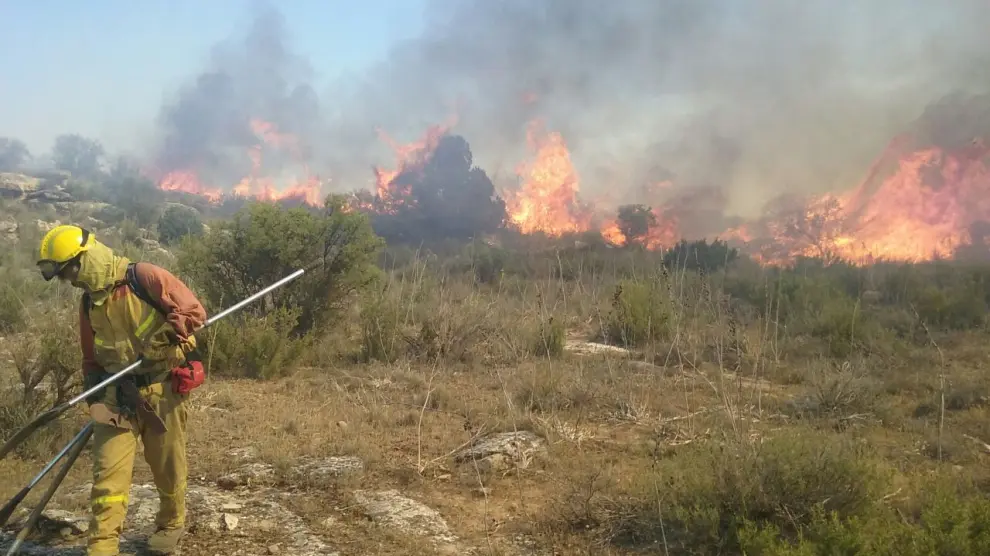Cuadrillas forestales tratan de apagar el incendio entre Escatrón y Castelnou