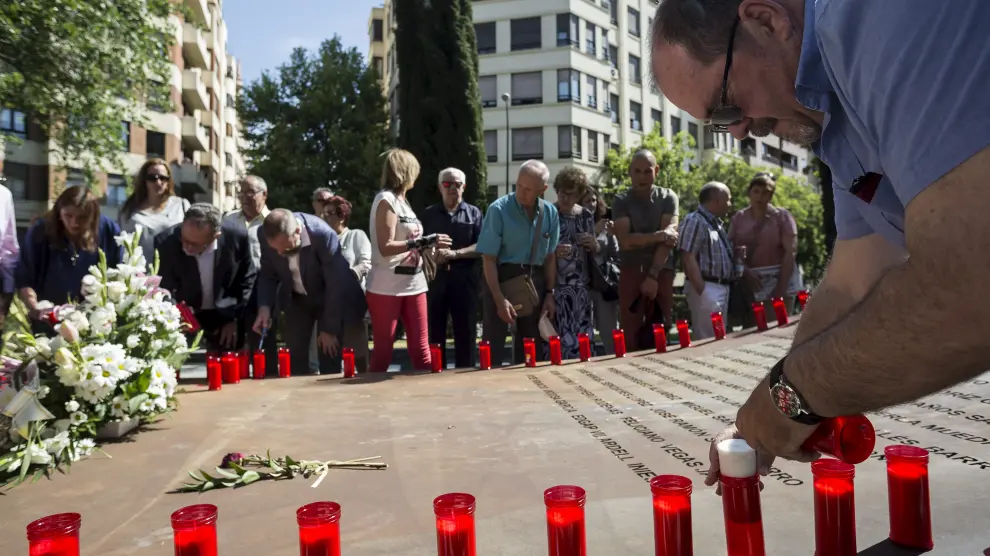 Javier Rubio, tío del fallecido Sergio Saz, coloca velas en el memorial de las víctimas del Yak.