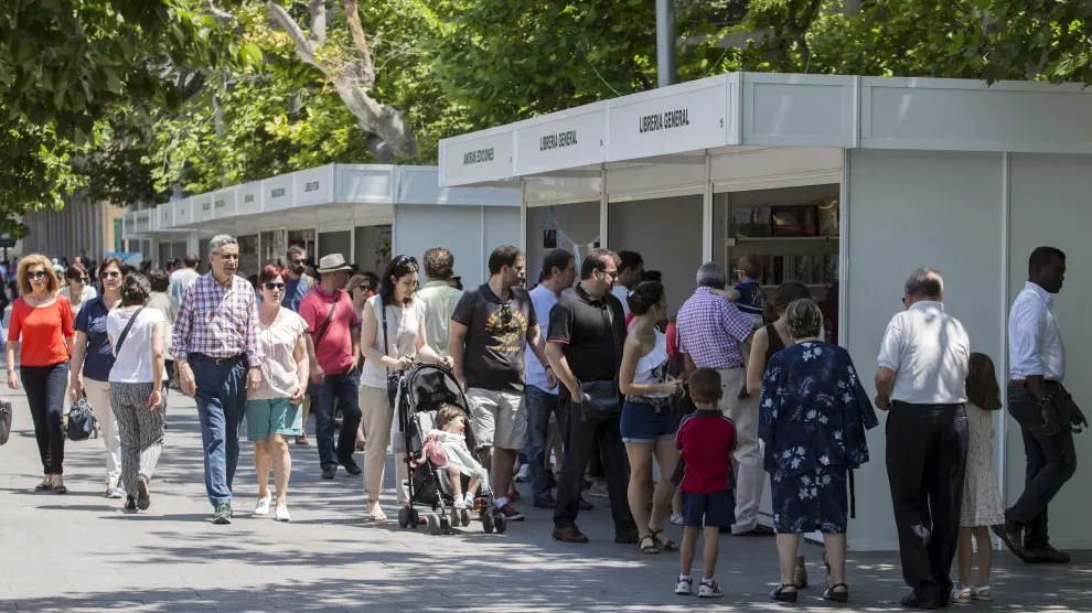 Imagen de la jornada de clausura de la Feria del Libro de Zaragoza 2016, en la plaza de Aragón.