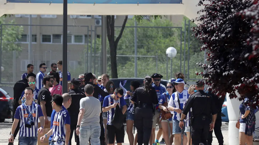 Los aficionados del Alavés, en la Fan Zone de Madrid.