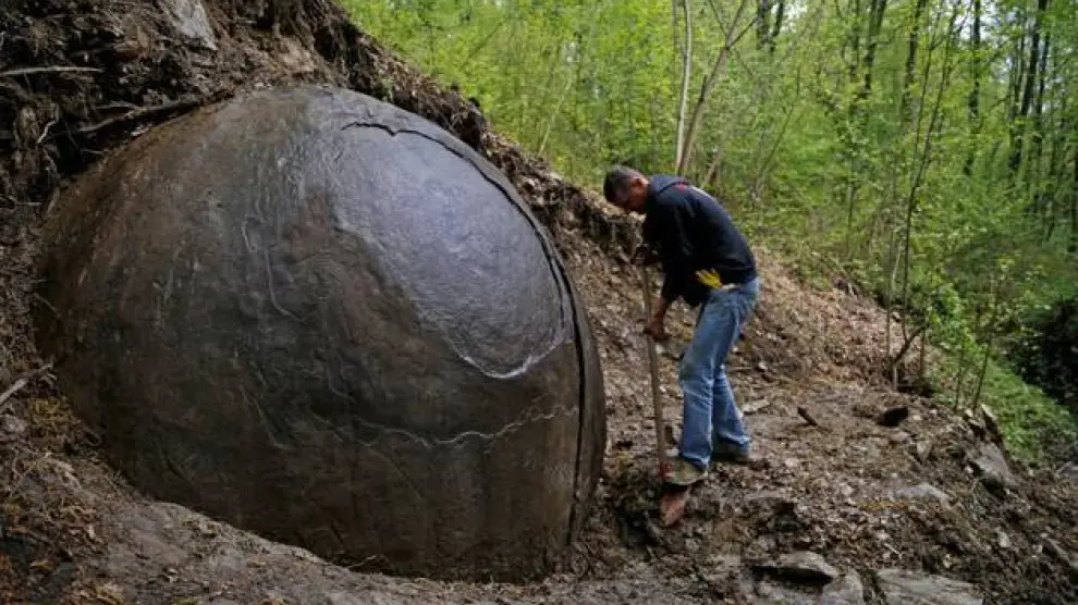 Una enigmática roca redonda en Bosnia se convierte en un imán para turistas