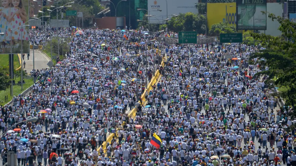 La policía dispersa con gases lacrimógenos una nueva marcha opositora en Caracas.