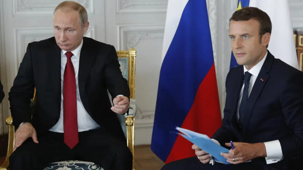 El presidente francés recibe a Vladimir Putin en París.