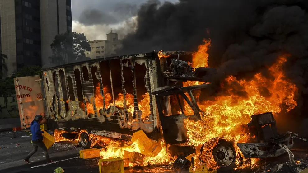 Un camión ardiendo durante una protesta en Caracas.