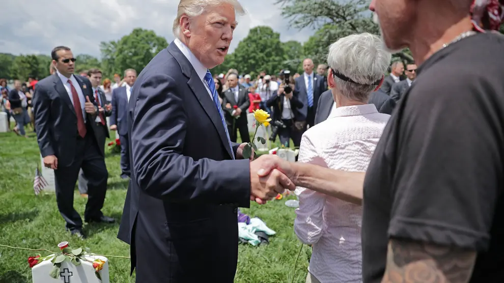 Trump visitó el Cementerio Nacional de Arlington con motivo del Día de los Caídos.