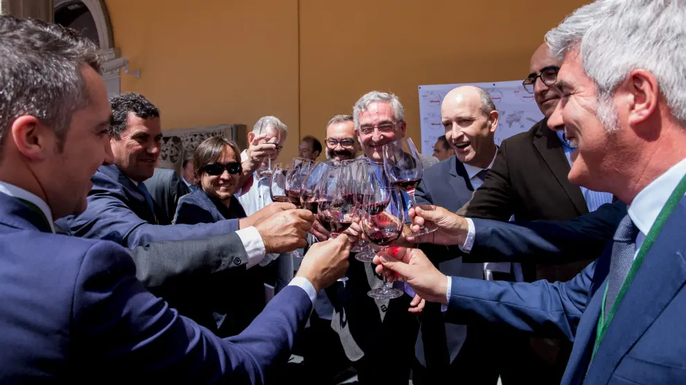 Joaquín Olona brinda con representantes de la Campo de Borja y de vinos de Cerdeña.