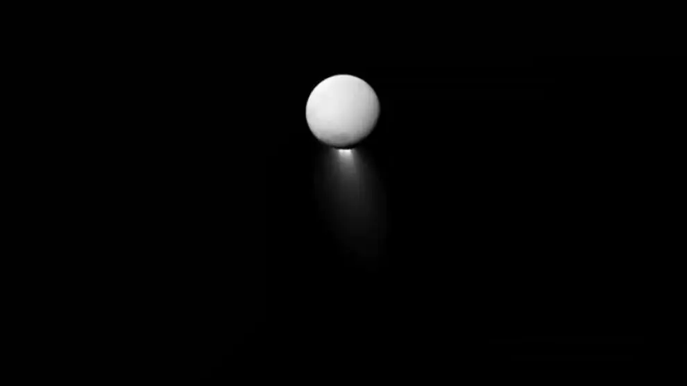 La luna Encelado, medio volcada debido a una colisión