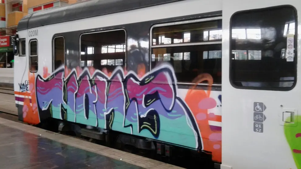 Menos visión. Los grafitis se extienden por las ventanas y restan visión del paisaje al viajero. En la imagen superior, el tren utilizado ayer entre Teruel y Zaragoza. Abajo, el convoy Zaragoza-Teruel del pasado 5 de mayo.