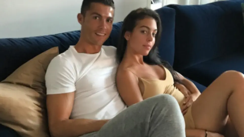 Cristiano Ronaldo junto a su novia en una fotografía publicada en su perfil de Instagram.